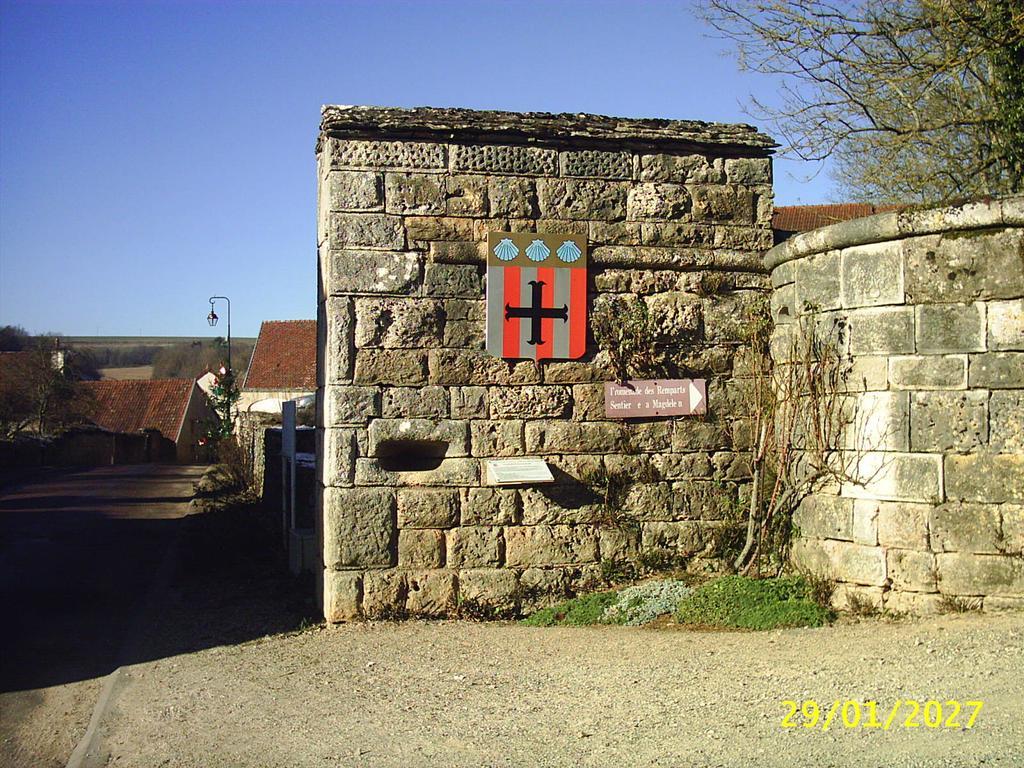 Le Puits Fortifie Salives Luaran gambar